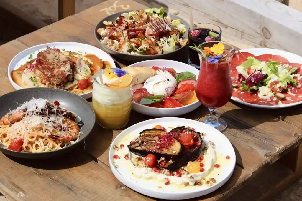 Plats de restaurant au bord de mer